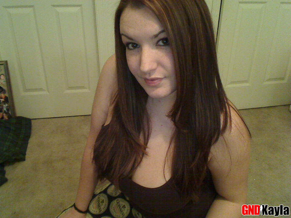 الهواة الحمراء تُظهر ثديين كبيرين ومؤخرة كبيرة أثناء العمل الفردي