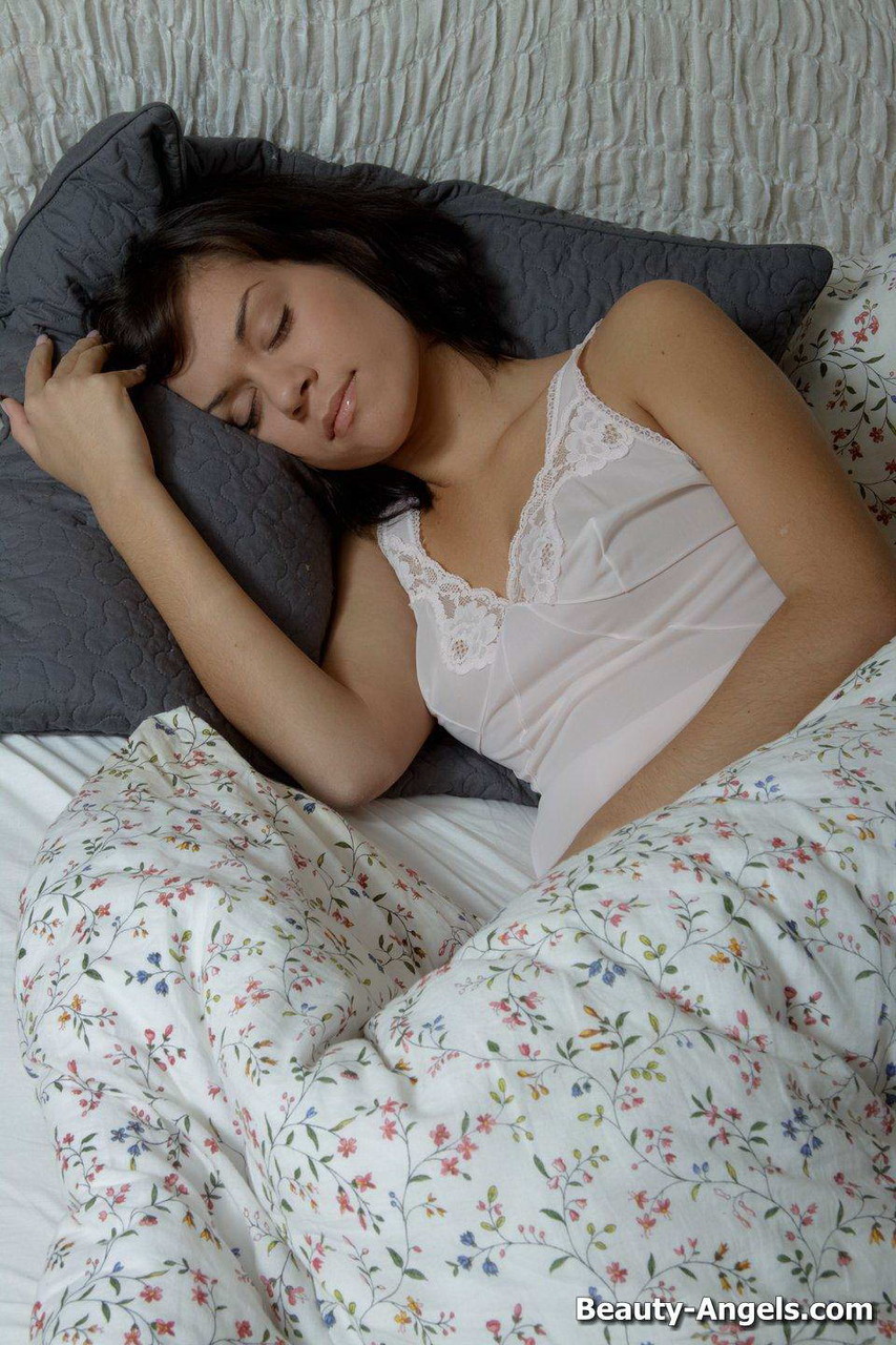 सो रही भूरे बालों वाली किशोरी को सौतेला भाई एनाल सेक्स के लिए जगाता है