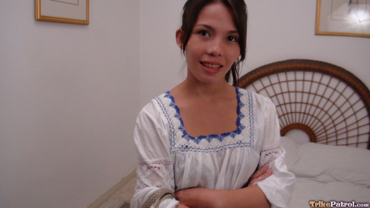 अमेचर फिलिपिनो एन जपाटा अपनी मासूम चूत को पीओवी सेक्स में गहराई से झटका खाती है