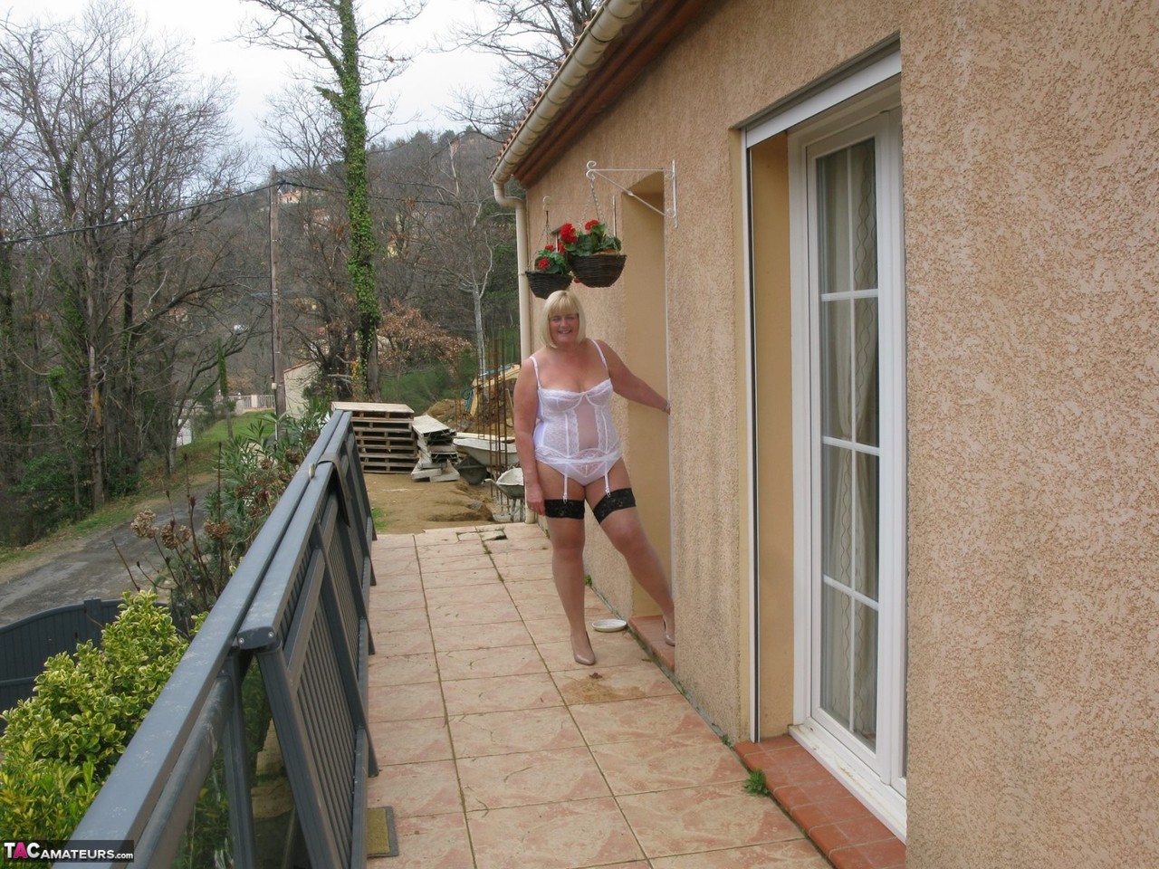 كريسي المملكة المتحدة: سمراء شقراء كبيرة السن تضع المكياج ثم تكشف عن ثدييها الكبيرين