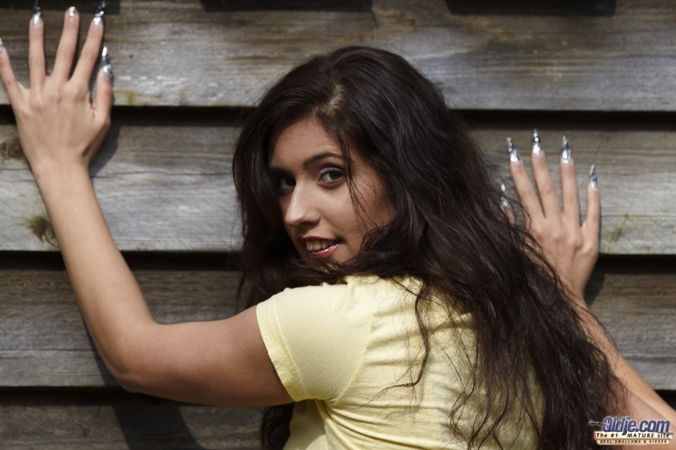 Beau-Père Baise Une Jeune Fille À Peine Légale Dehors Près De La Grange