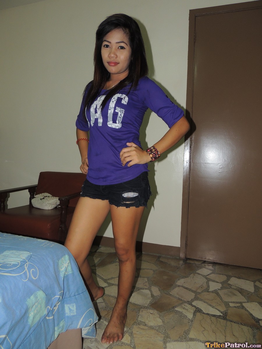 菲律宾女孩马克辛佛洛尔裸体并提供乱七八糟的口交