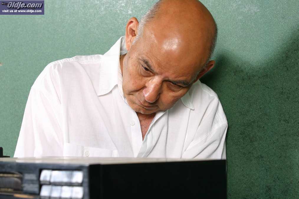 المراهقة النحيفة سلمى تركب ببطء عامل الإصلاح العجوز وتبتلع منيه