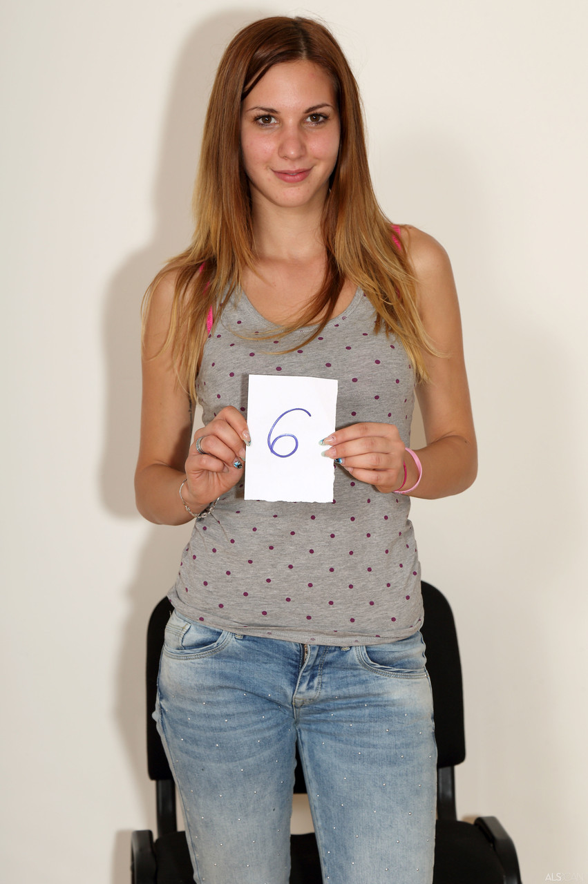 业余匈牙利青少年糖果甜带和姿势在选角