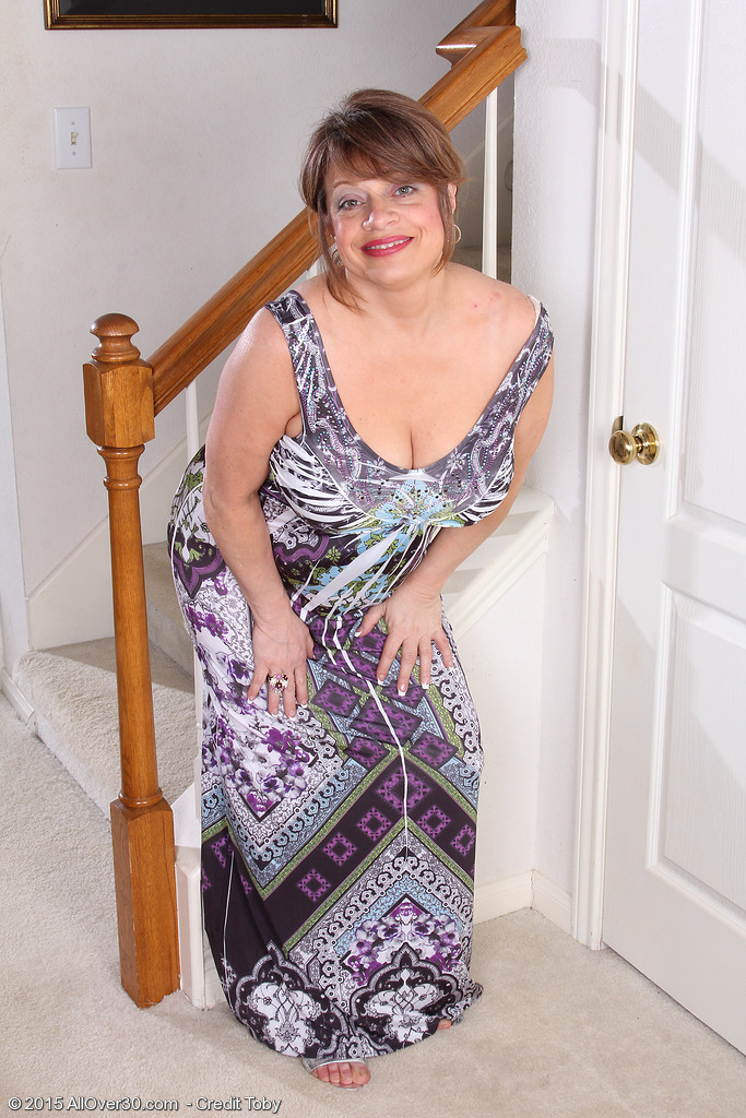 成熟妻子佩妮·比弗斯展示下垂巨乳并张开私处