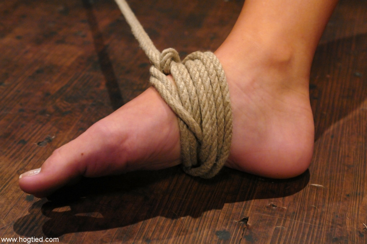 Tall Blonde Leah Wilde Tied Up And Toyed In Mouth And Pussy