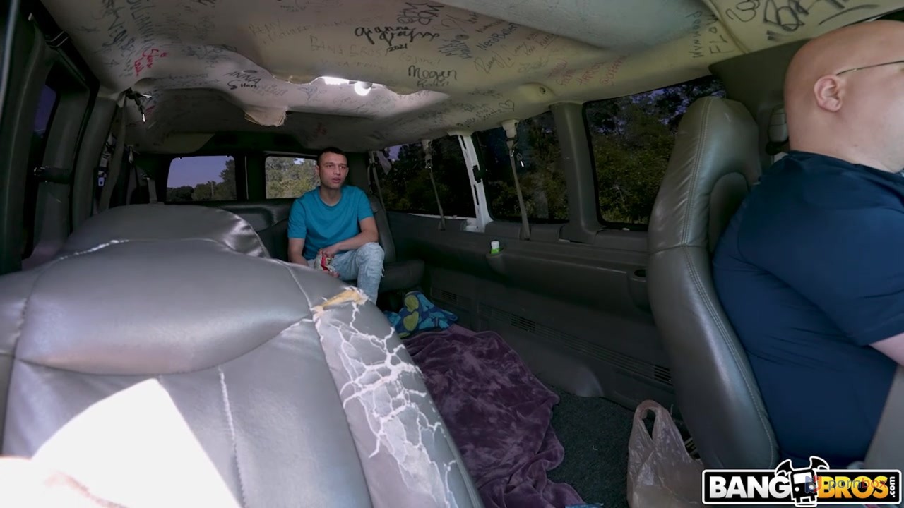 スレンダー美女ジョシー・タッカーがワイルドなバンセックス前に巨乳を披露