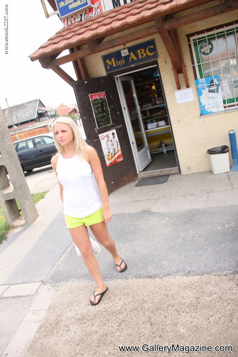 Russe Babe Britney Spring Se Fait Défoncer Le Cul Et Juter En Public