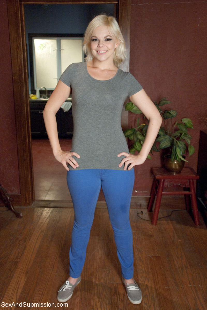 Adorable Adolescente Alice Frost Se Desnuda Para Mostrar Su Culo Redondo Y Sus Agujeros Depilados