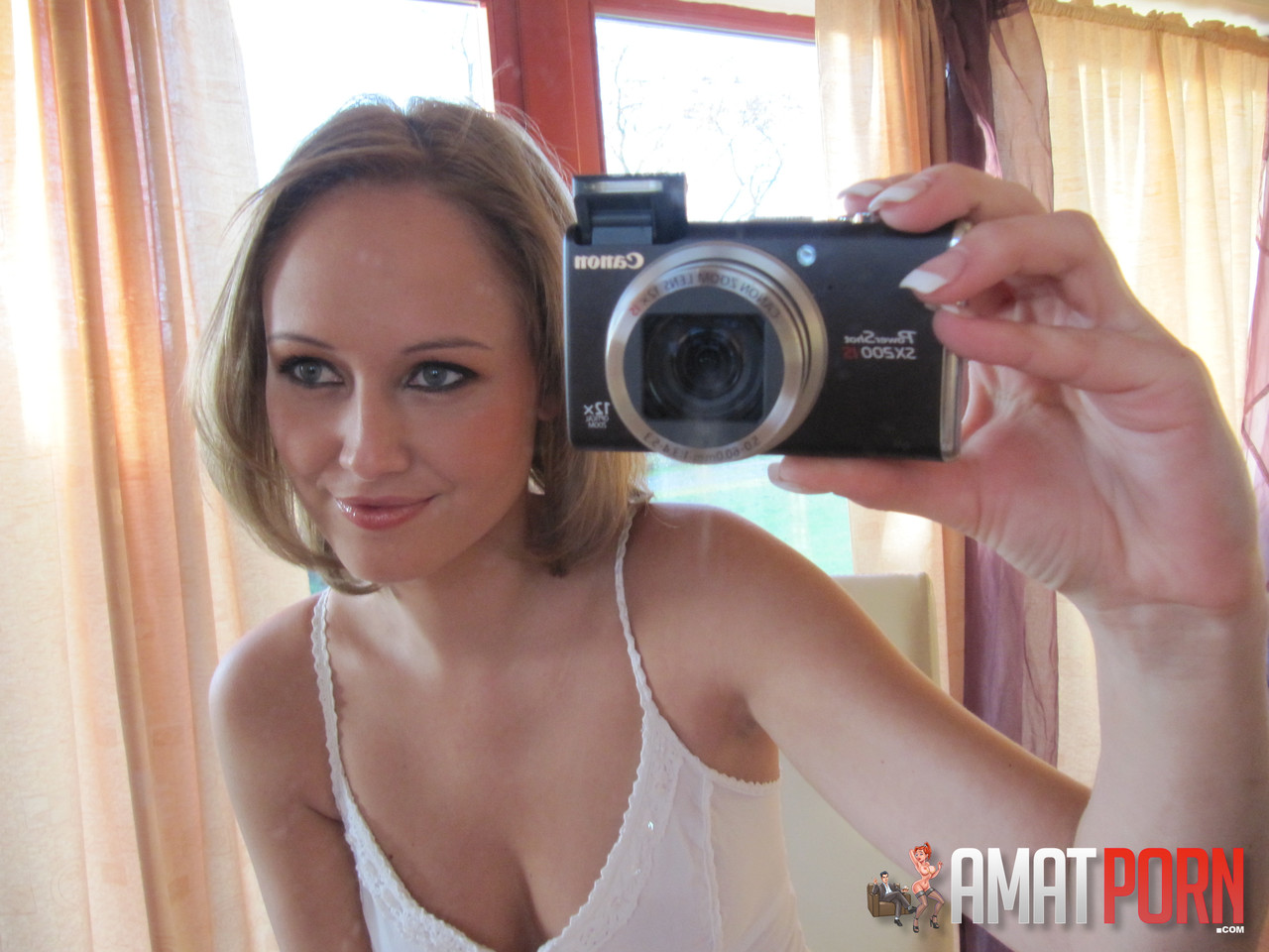 Teen Babe Flaunts Her Comely Breasts In Nude Self Shots