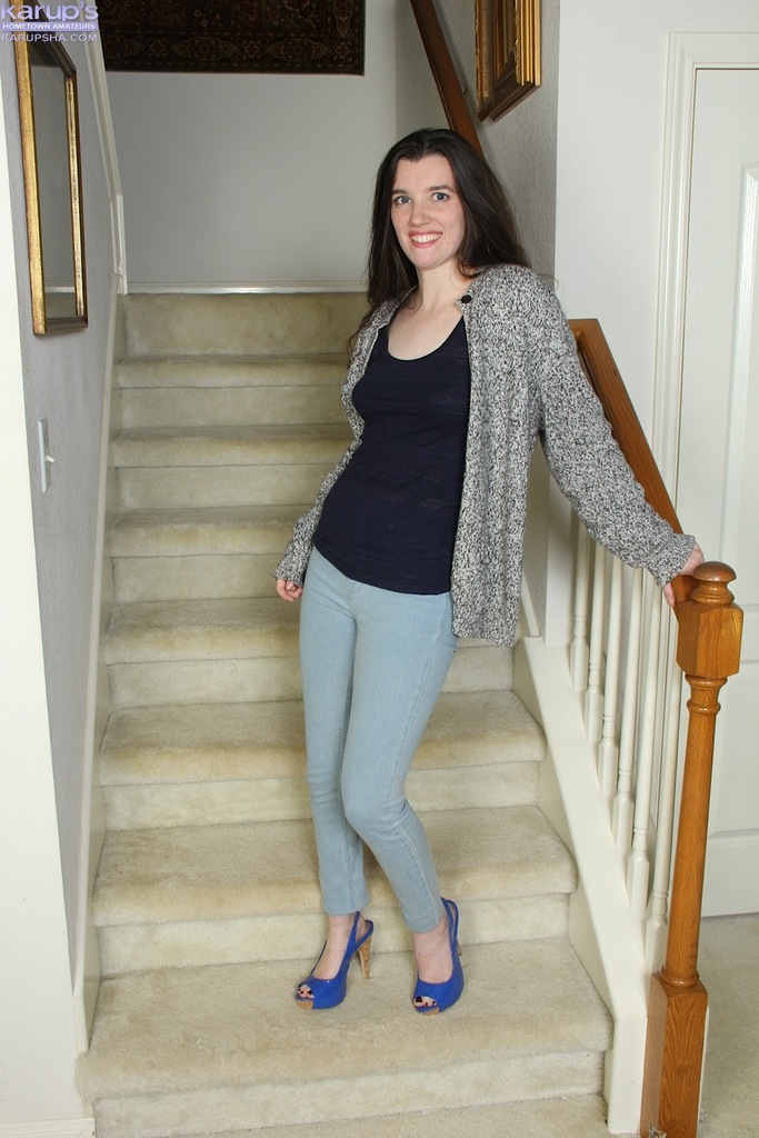 गैबी किशोरी पहली बार नंगी होकर स्ट्रिप और पोज़ देती है