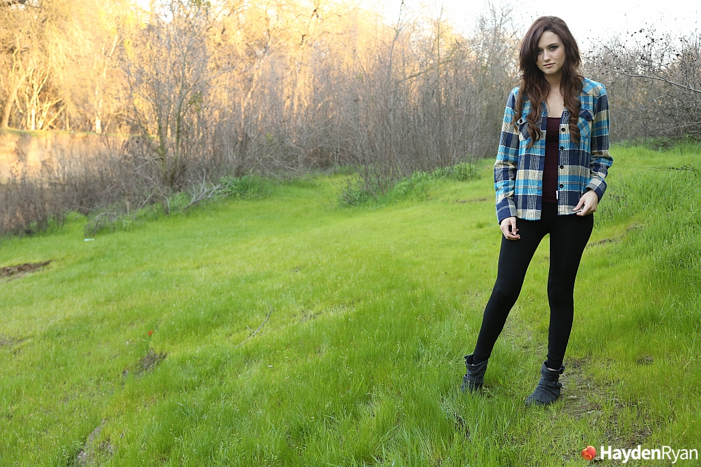 アマチュアモデルヘイデンライアンが田舎でストリップ