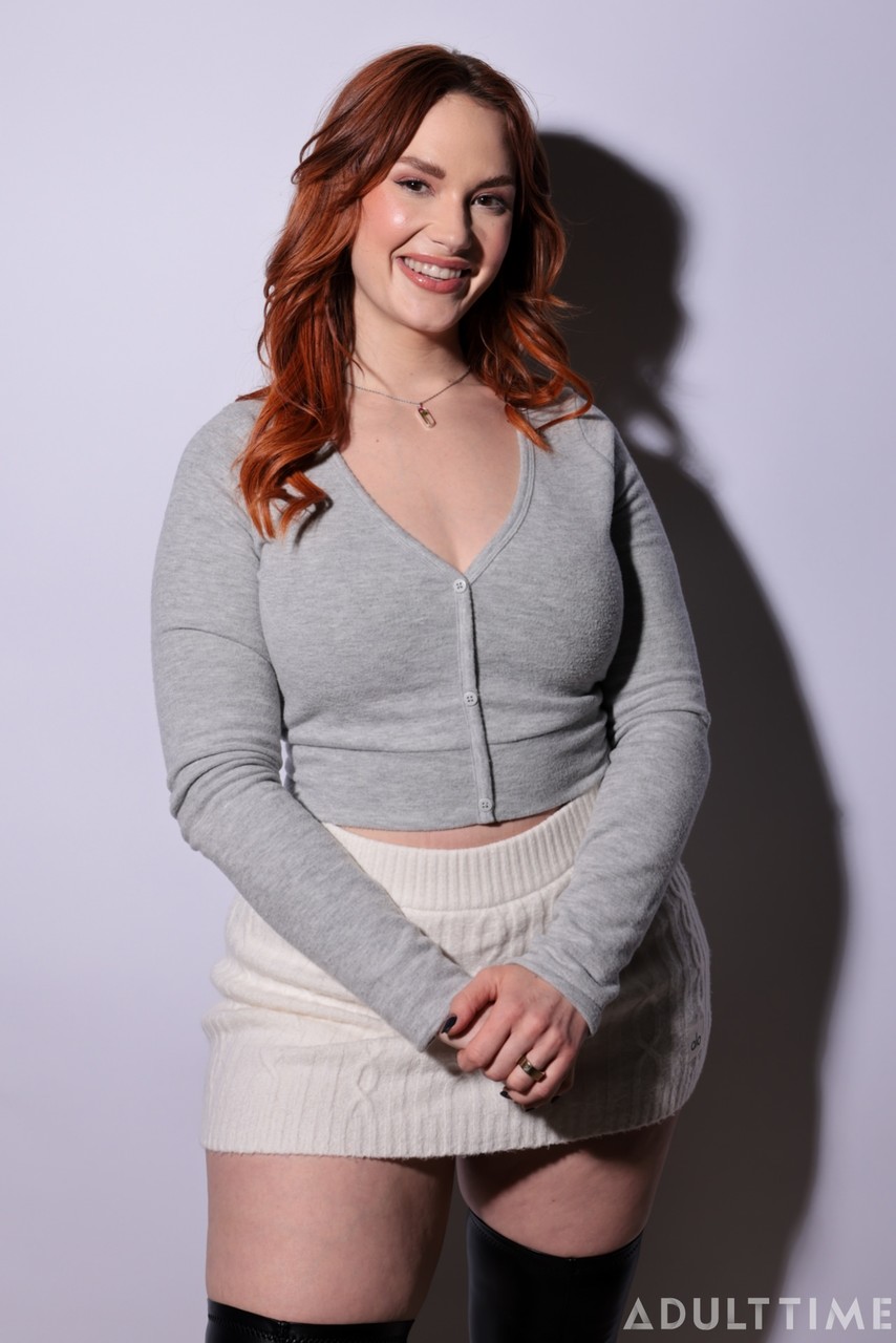 شابة سمينة سيري دال تكشف منحنيات عملاقة وتستمني