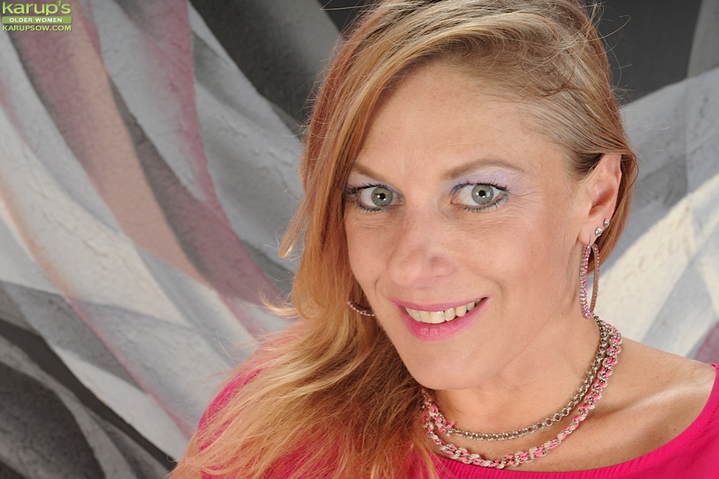 امرأة MILF ملبوسة ماديسون بايج تبرز جسدها الرائع