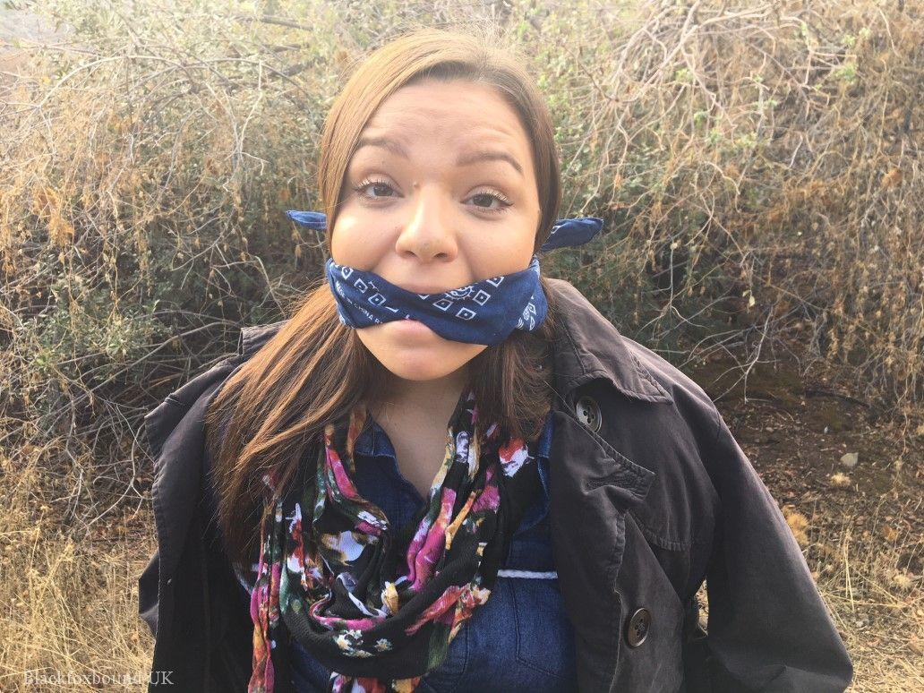 Obèse Entièrement Habillé Et Baillonné Avec Un Bâillon De Tissu Attaché Avec Une Corde Dans Les Bois Broussailleux