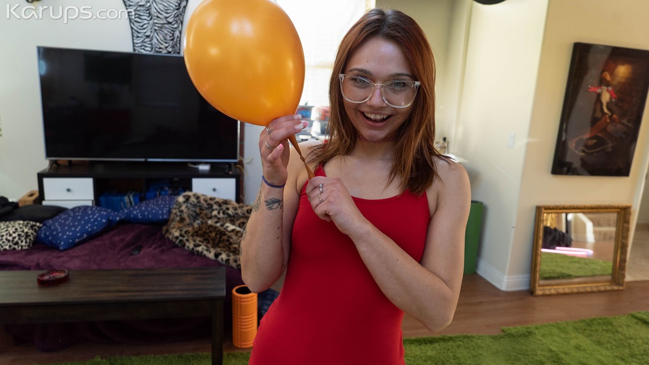 सुंदर शौकिया मिया के मीठी अंडरवियर में छेड़खानी करती है और फिर मोटे लंड को चूसती है