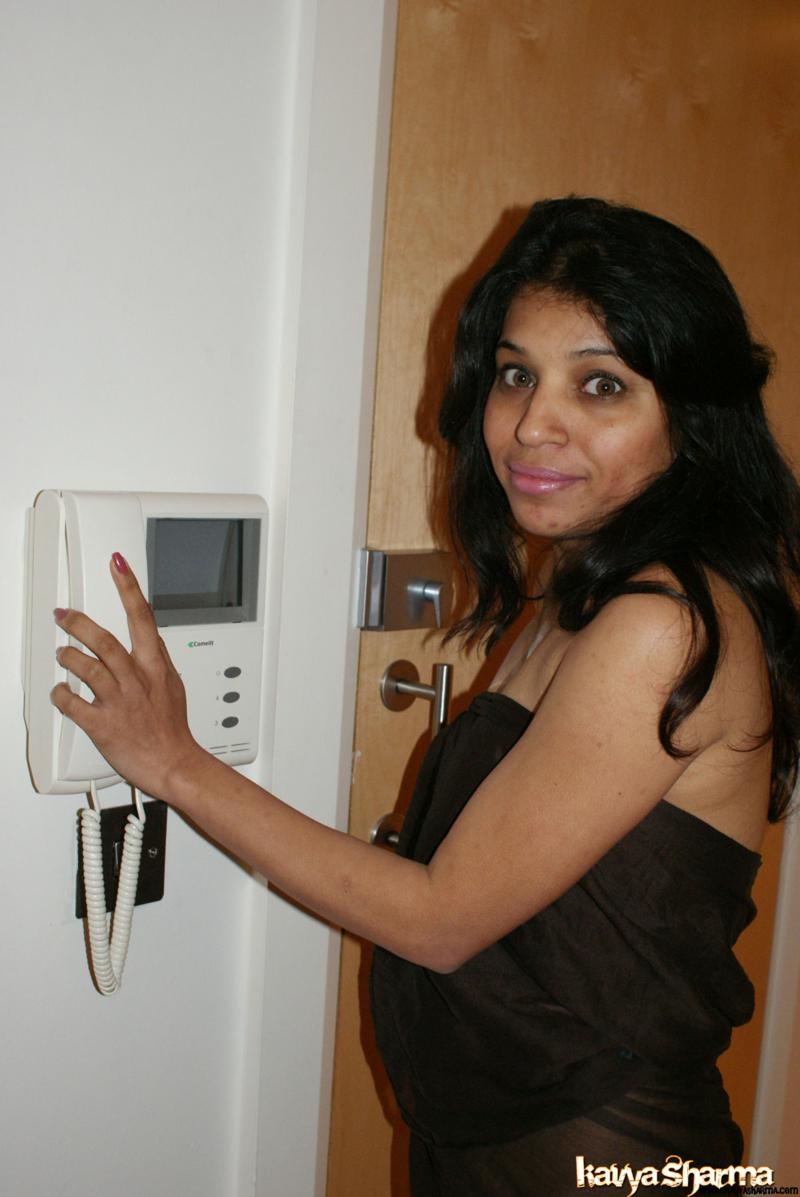 インドの女性がソロ行動中に透けた服から胸を解放する