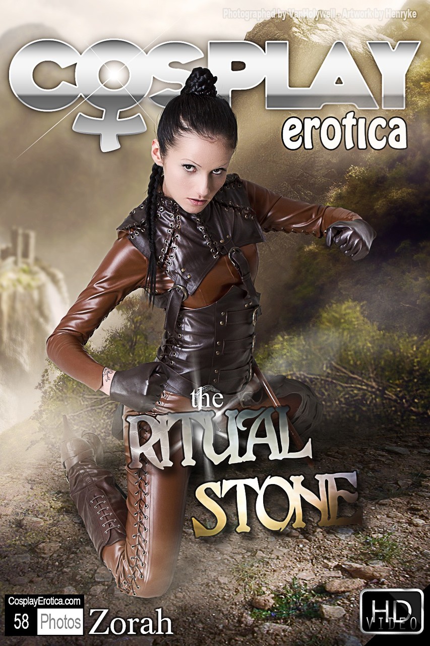 角色扮演者释放坚实的乳房和阴道从皮革服装