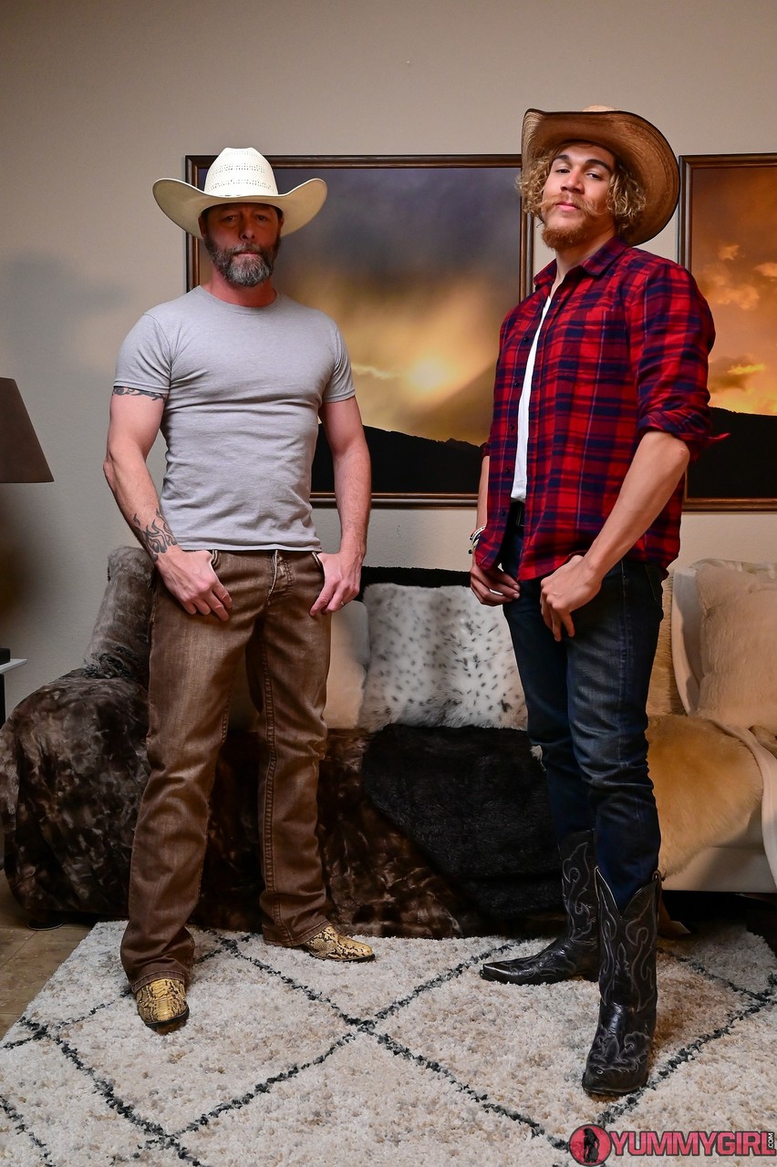 Шикарная Sofie Marie Дразнит И Дрочит Мускулистых Ковбоев В Сексуальном Белье