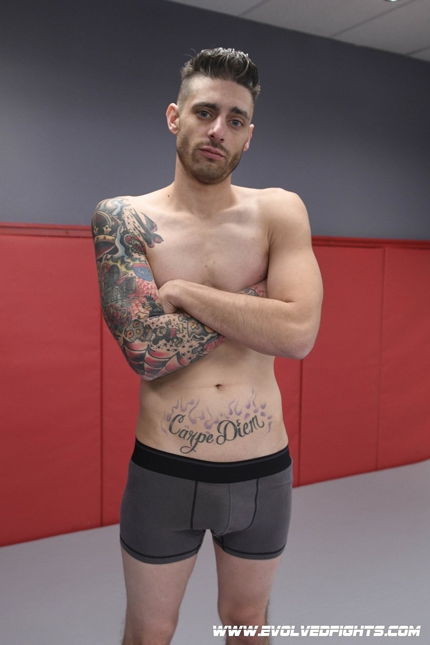 लातीना फेमडोम टोरी अवानो एक आदमी से कुश्ती करते हुए कठिन लिंग लेती है