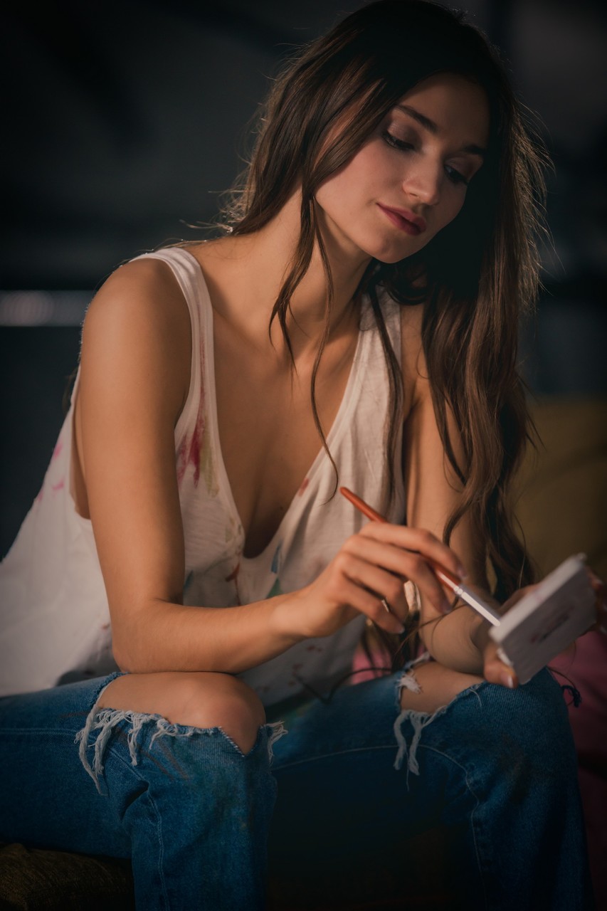 Glamorous Babe Ilvy Kokomo Strips Naked And Shows Off Her Lovely Tits