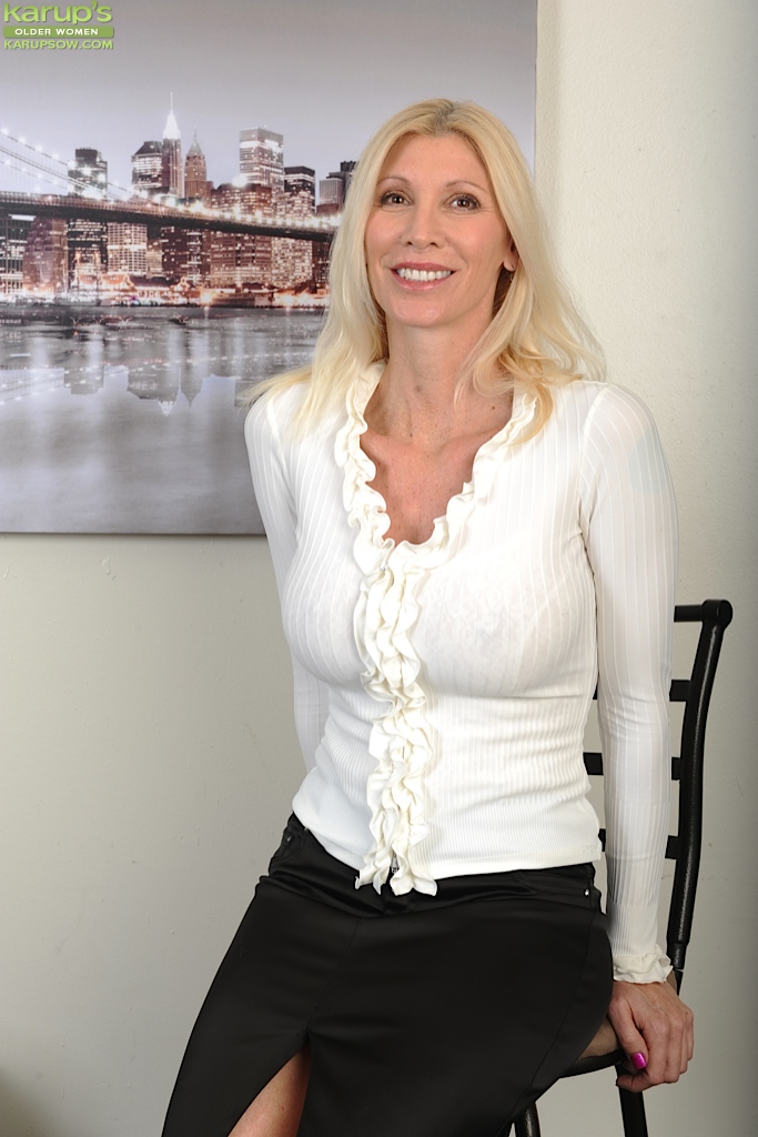 Madura Rubia Milf Camerino Posando Completamente Vestida En Falda Y Tacones