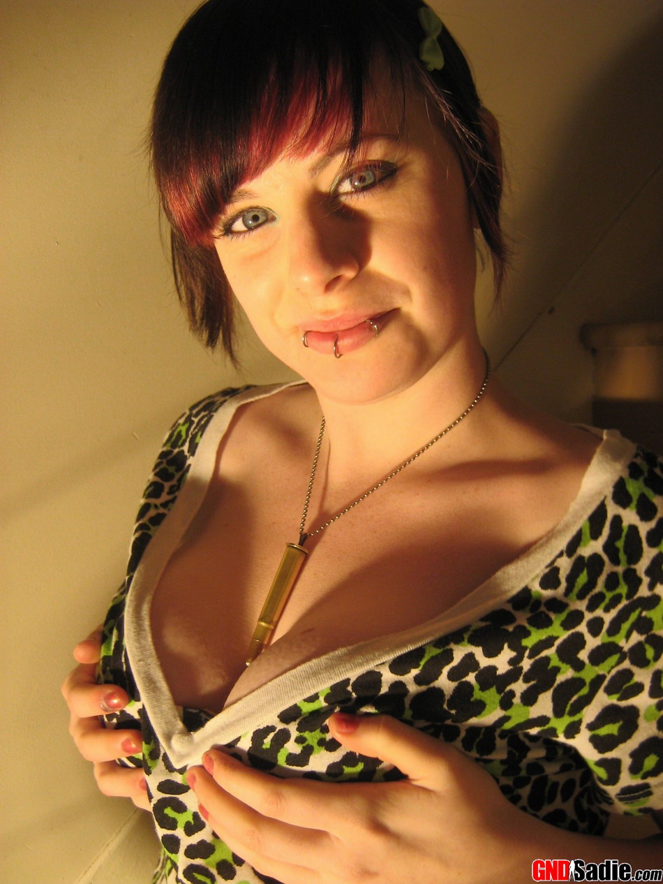 業餘女孩穿性感吊襪襪展示內褲