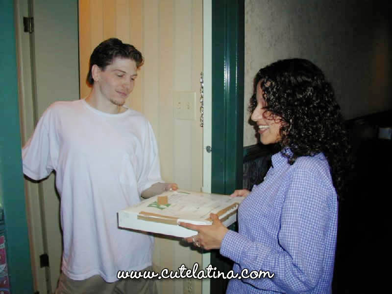 घुंघराले बालों वाली लातिना शौकिया पिज़्ज़ा डिलीवरी मैन को चोदती है