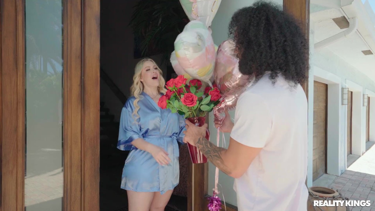 MILF Rubia Curvilínea Jenna Starr Follada Por Un Tipo Peludo