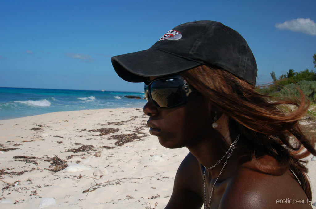 黑皮肤小乳美女玛利亚L在海滩露出深色私处