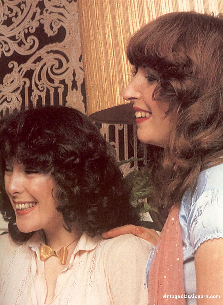 Brune Aux Gros Seins Et Sa Petite Amie Coquine Partagent Une Grosse Bite Dans Un Trio Sauvage