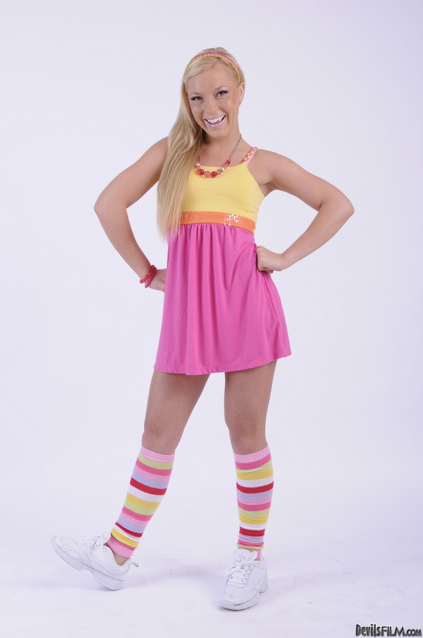 المراهقة الصغيرة ألي كاي تكشف عن ثدييها الصغيرين ومهبلها الحليق في الجوارب