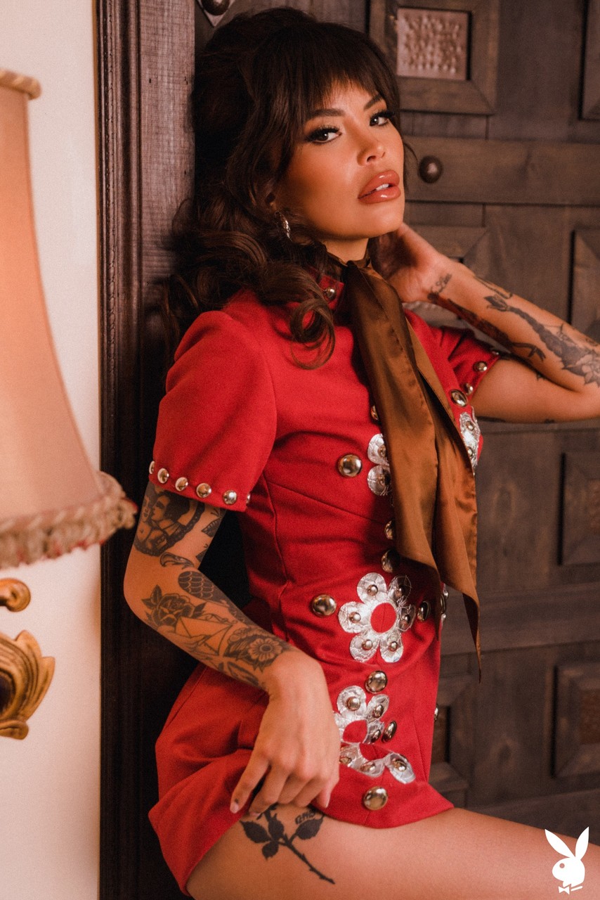 性感的艾玛·杰德脱衣展示她火辣的纹身身体