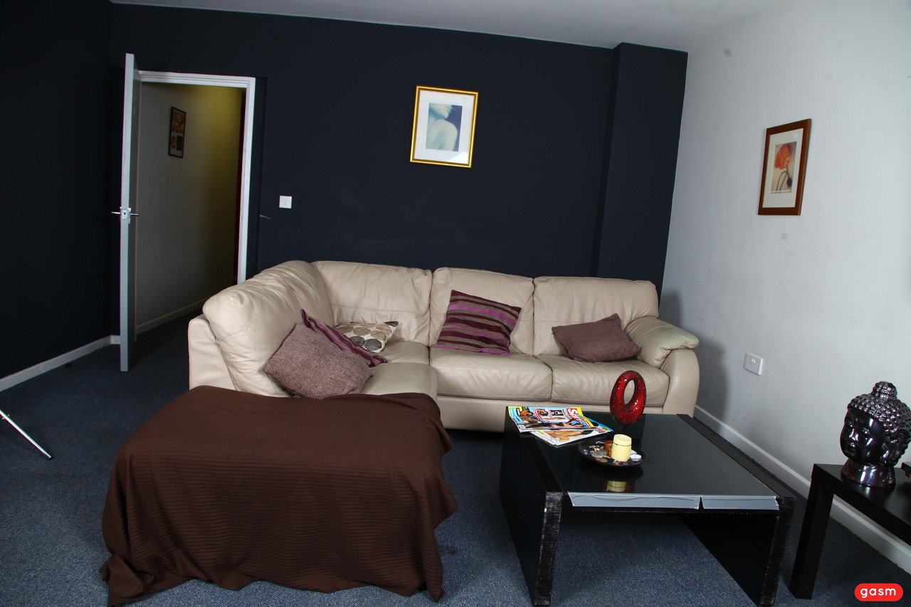 الناضجة ذات الشعر القصير بري برانينغ تتأنق في فستان ساخن وجوارب طويلة وكعوب