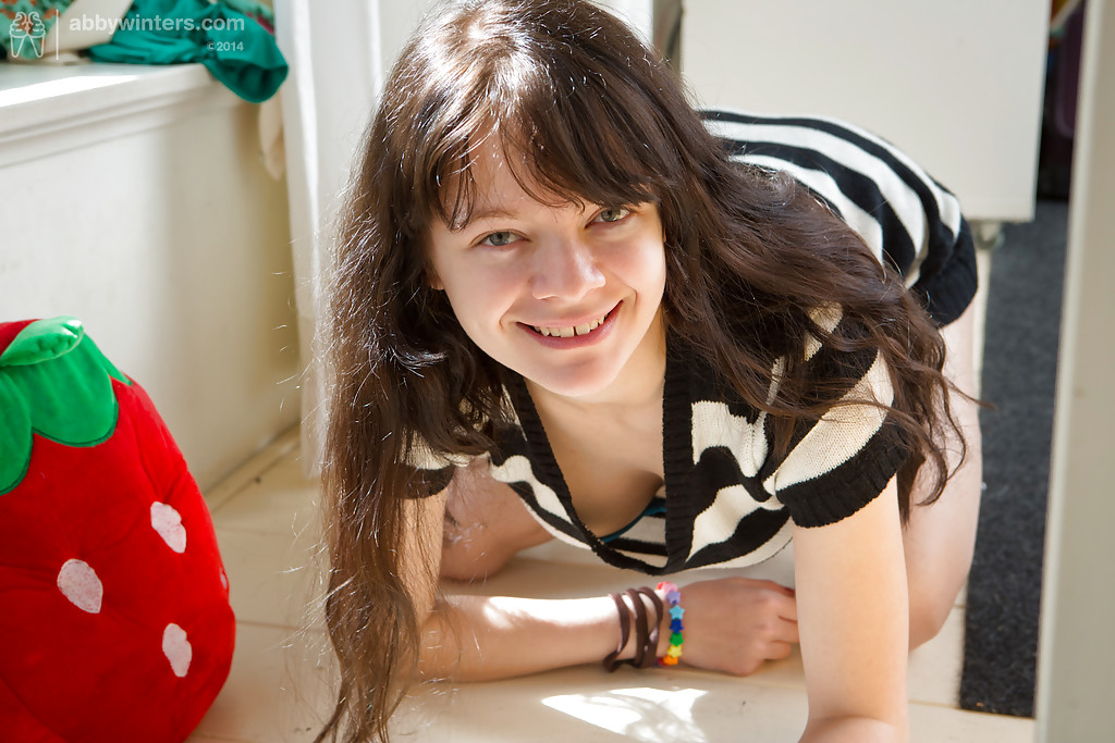 الهاوية داناه تُبرز ثدييها المراهقين الطبيعيين الجميلين