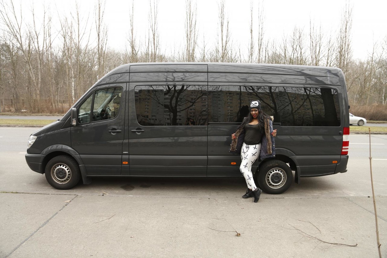 عاهرة سمراء تكشف ثديين ضخمين ومؤخرة سوداء كبيرة مستديرة في الحافلة