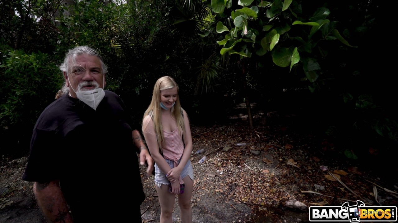 ハーロー・ウェスト、セクシーな金髪美女、バンの中で見知らぬ黒人の巨大なチンコをフェラして騎乗