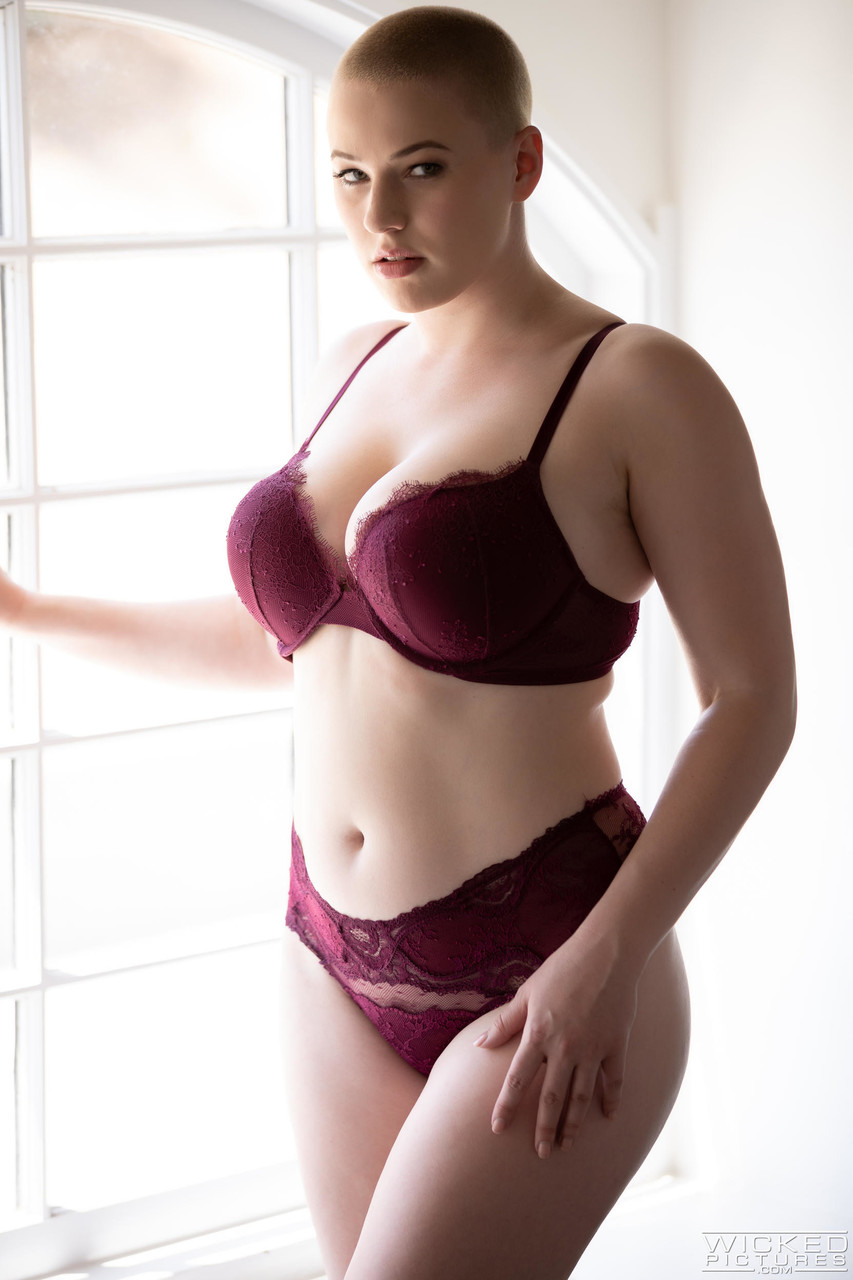 Bella Chica Calva Y Tetona Riley Nixon Y Gia Paige De Gran Trasero Disfrutan De Acción Lésbica