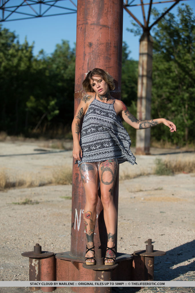 टैटू वाली चिक स्टेसी क्लाउड बाहर प्लास्टिक रैप से खुद को आजाद करती है