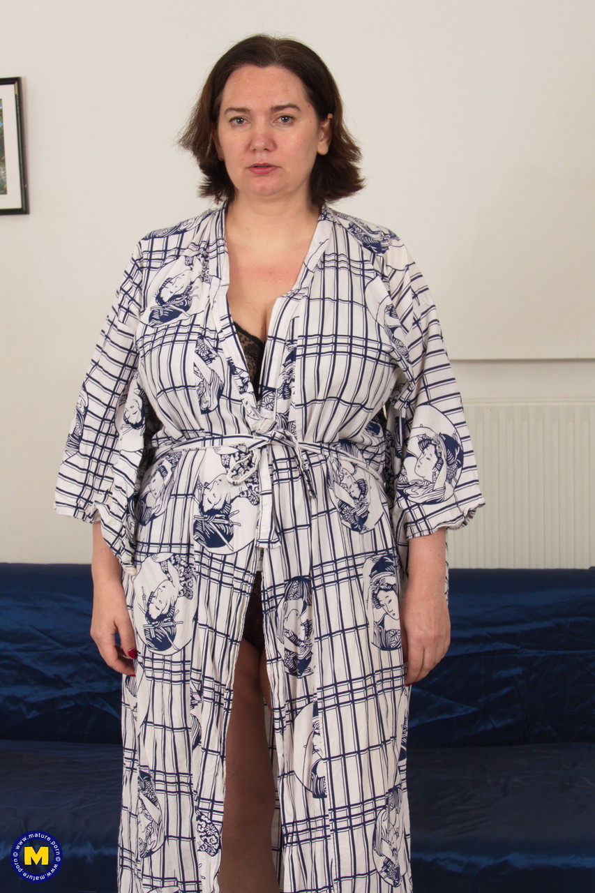 Mollige Reife Frau Zieht Robe Und Dessous Aus Bevor Sie Ihren Liebhaber Reitet