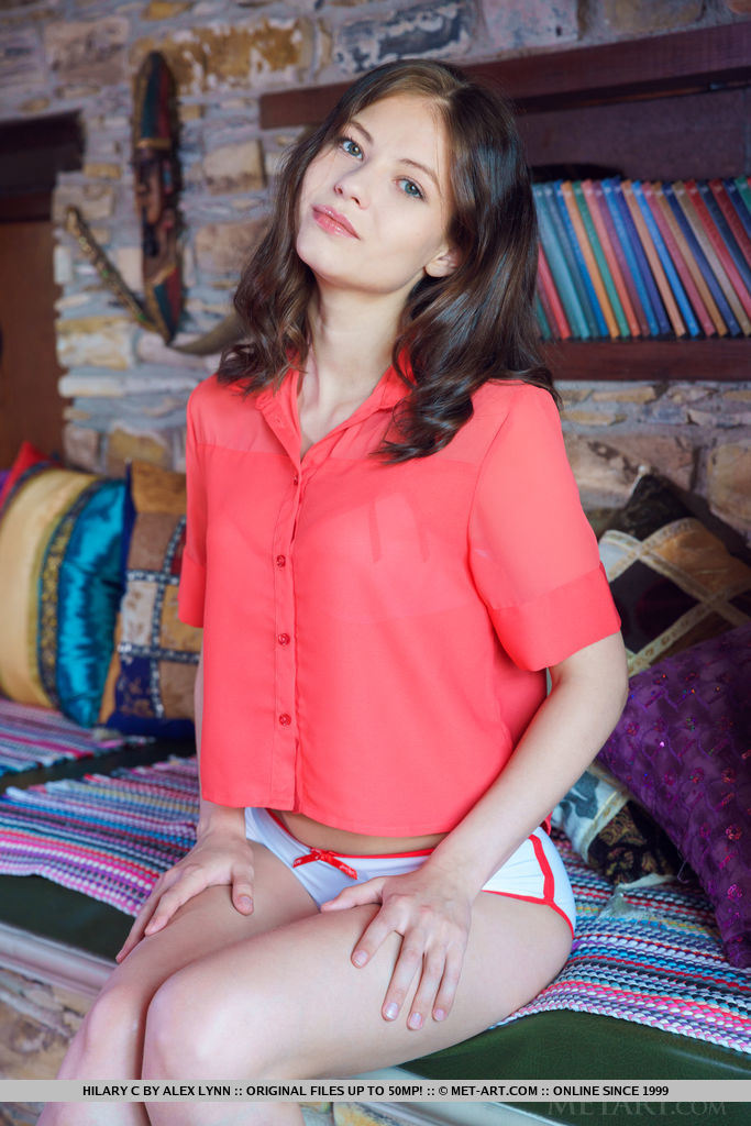 灵活的少女希拉里C抚摸着她迷人的裸体