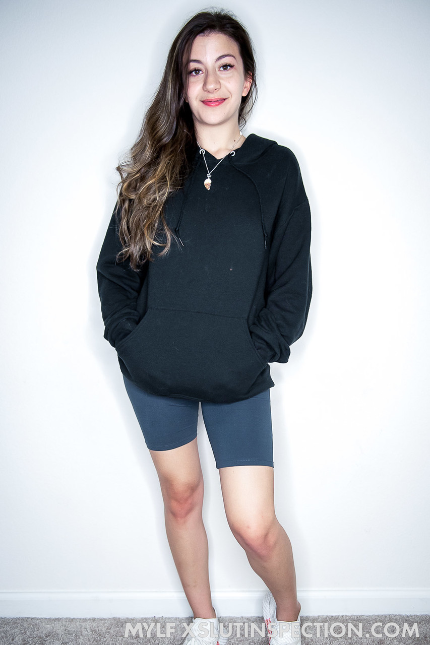 Natalie Brooks 和 Serena Santos 与性感少女享受硬核三人行