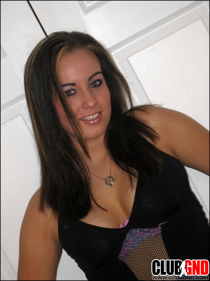 黒髪の素人アシュリーがベッドで控えめに全裸になる