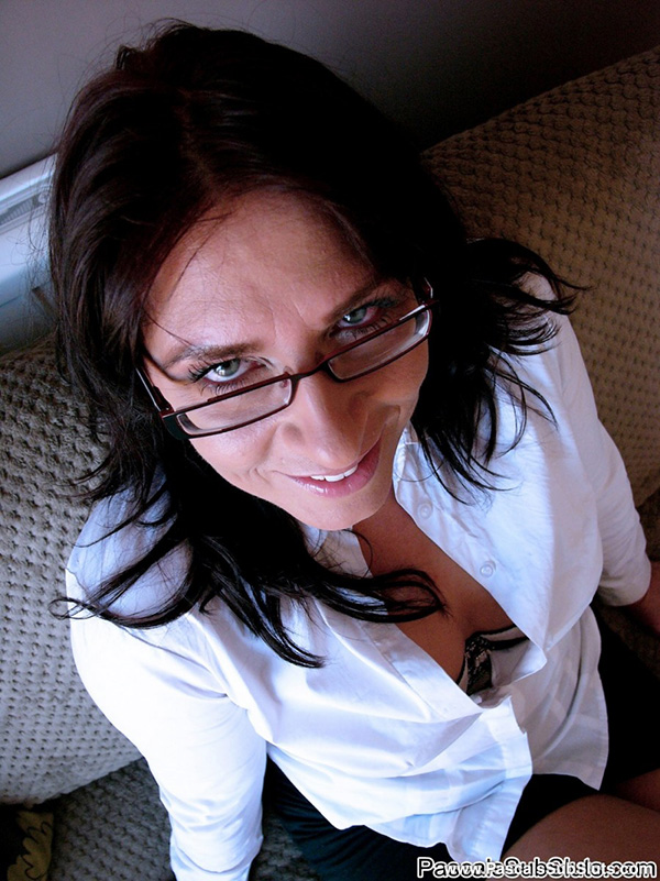 Amber Rodgers 撕开裤袜露出她的业余私处