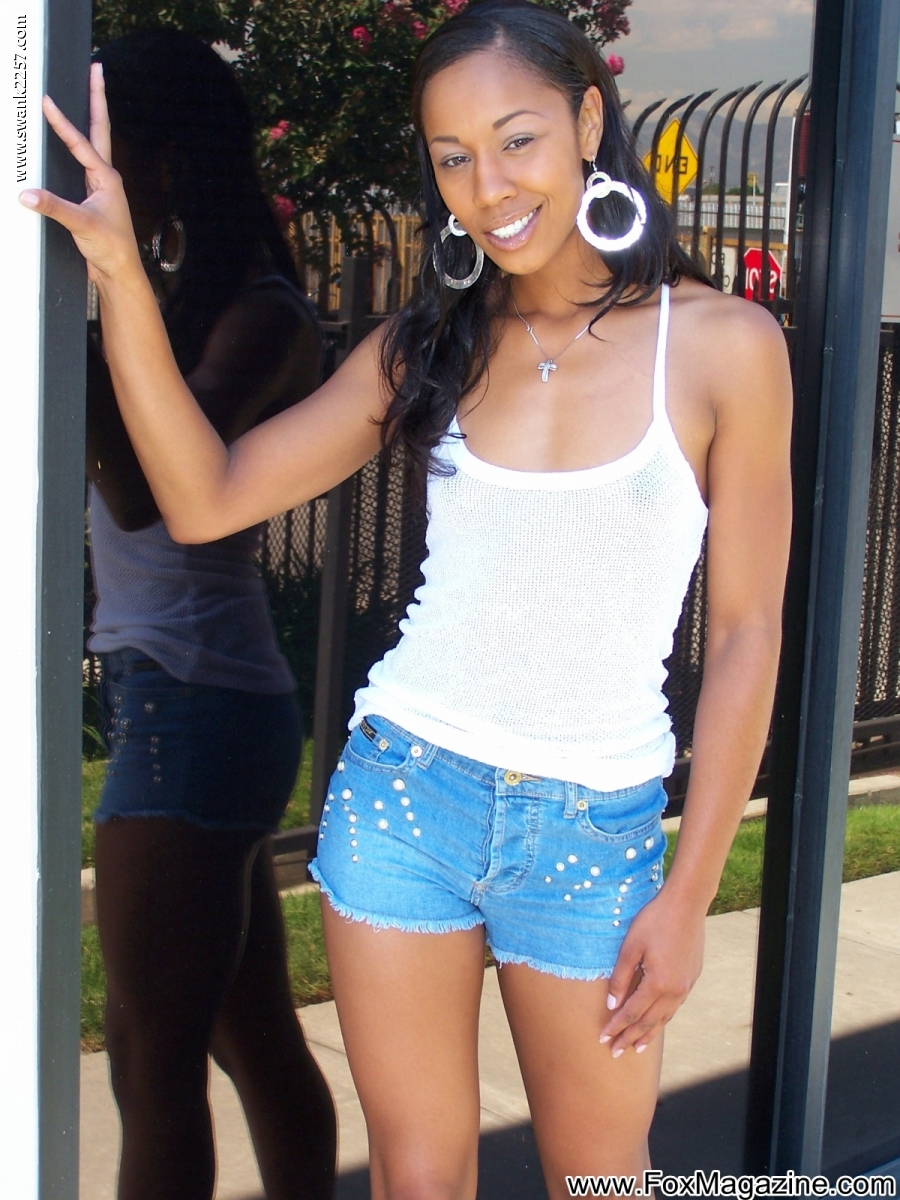 セクシーなエボニー・ミスティ・ストーンが白い肉をフェラして口内射精を受ける