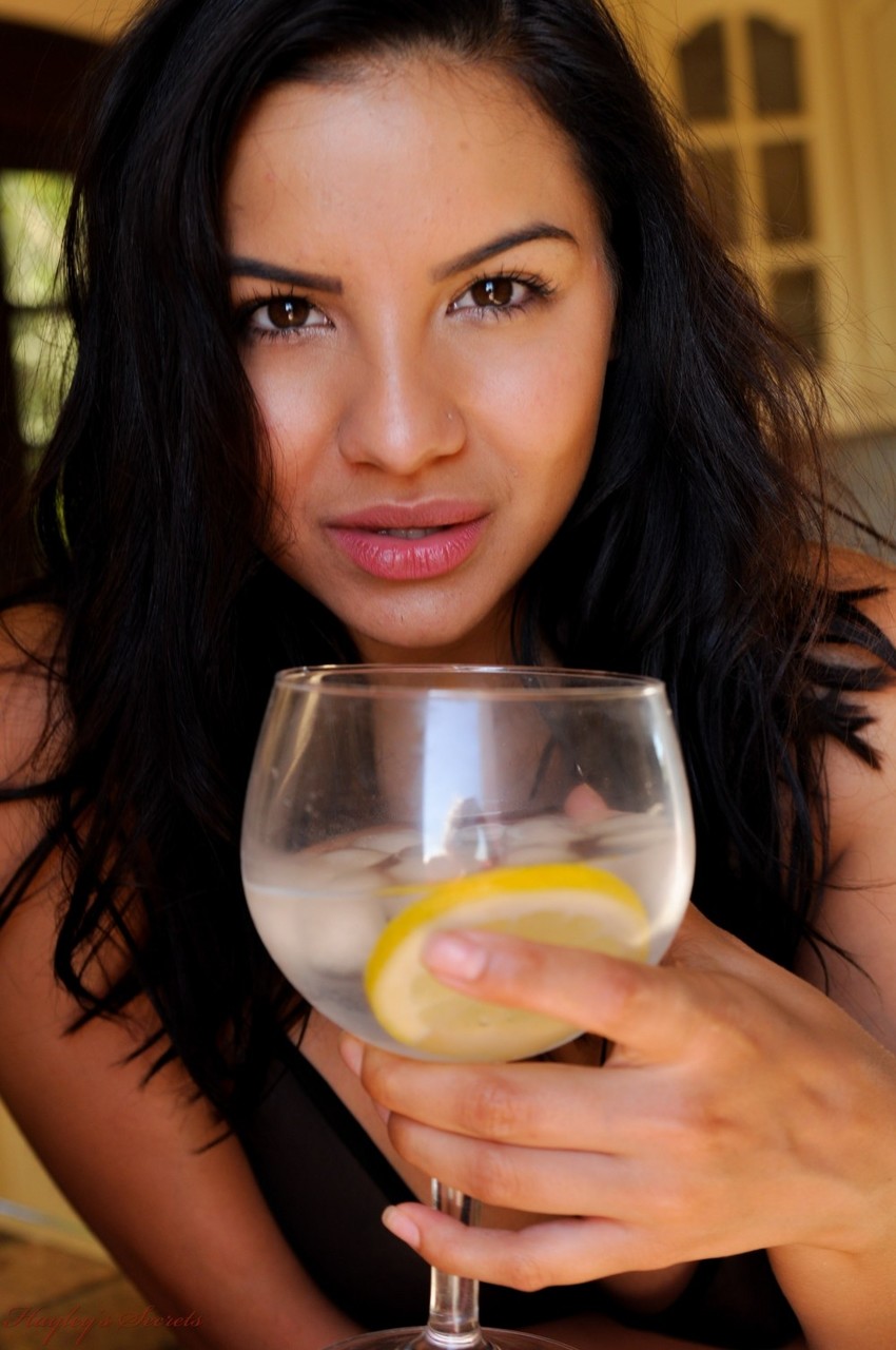 美しいイギリスのモデルレイシー・バンハードがキッチンで完全に裸