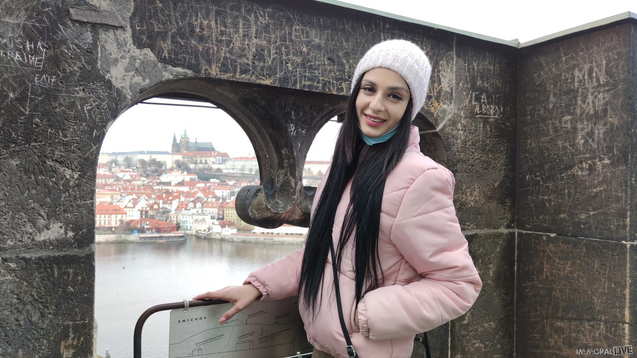 सेक्सी लिंगरी पहनी ब्रूनेट बेब मिया त्रेजसी POV डॉगी स्टाइल सेक्स में