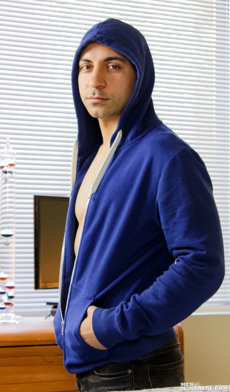 الكندي المثلية بن تري يتعرى ويستمني قضيبه الضخم في مشهد فردي