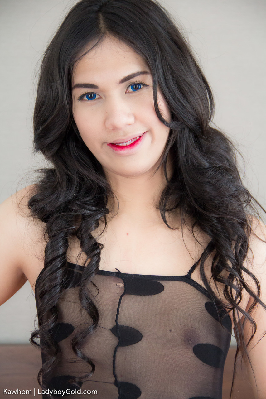 エッチなアジア系ニューハーフが固い白人のチンポのために尻の割れ目を広げる