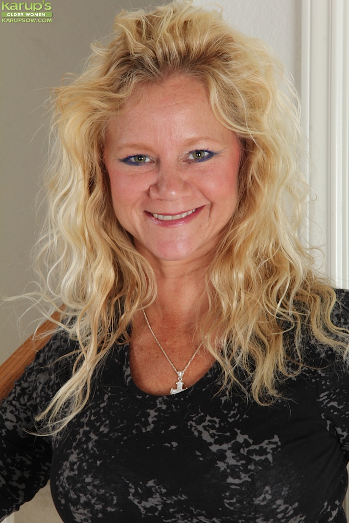 自然な金髪主婦アリ・ジョーンズのヌードモデルデビュー